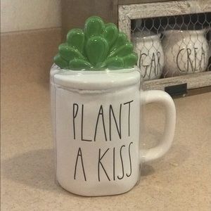 Rae Dunn PLANT A KISS mug w/topper